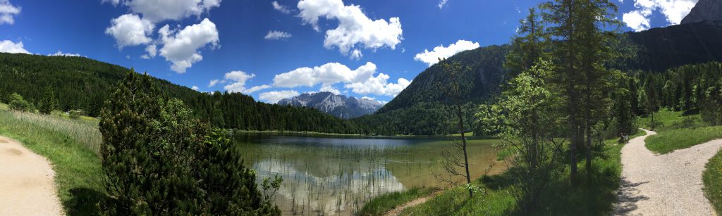 Der Ferchensee mit Karwendelgebirge im Hintergrund