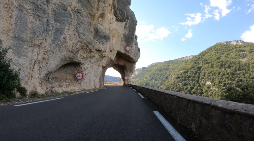 Entlang der Klamm gibt es viele Tunnel - und wenig Autos auf dem Weg zur Herausforderung Mont Ventoux