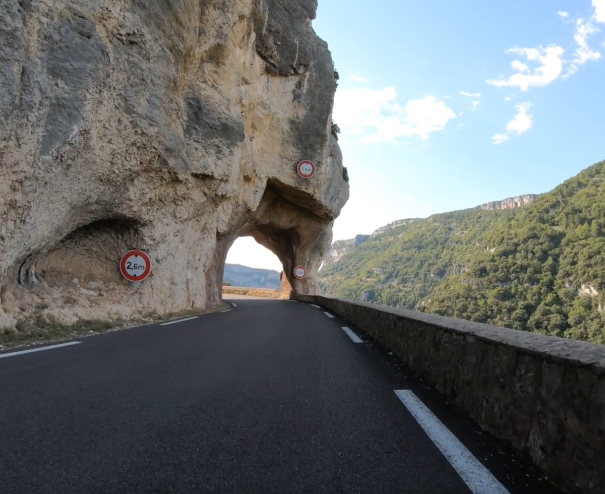 Entlang der Klamm gibt es viele Tunnel - und wenig Autos auf dem Weg zur Herausforderung Mont Ventoux